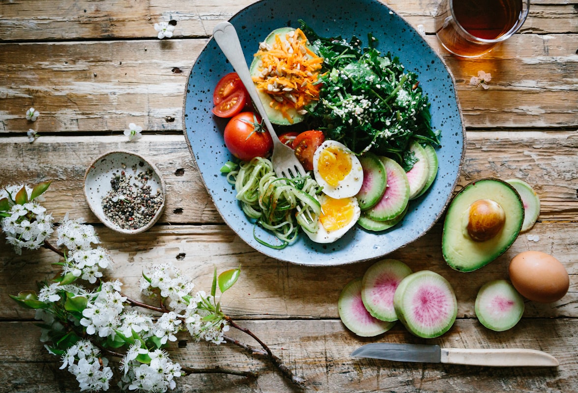 Nutricionista clínico realizando consulta personalizada